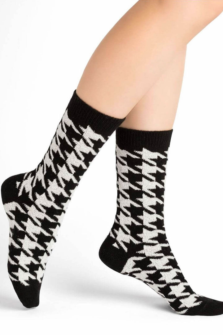 Chaussettes cachemire motif pied de poule en noir et blanc, composées de laine, viscose et cachemire.