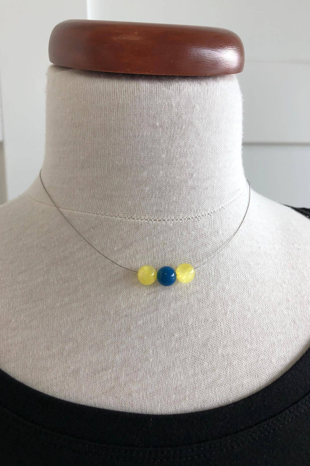 Collier avec perles jaunes et bleues Femme - Bijoux - Collier Les nanas