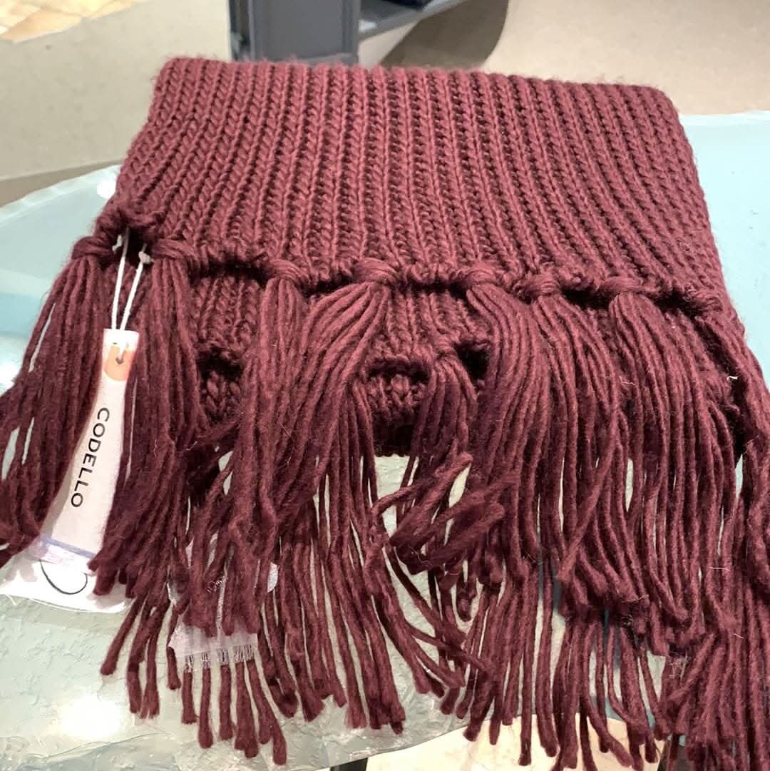 Foulard bordeaux à franges avec une texture tricotée, idéal pour l'élégance en hiver, style 72108303.