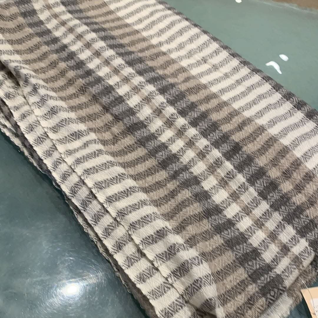 Foulard gris et beige en laine, motif à rayures, étiquette brune de la boutique in style, LCMER.