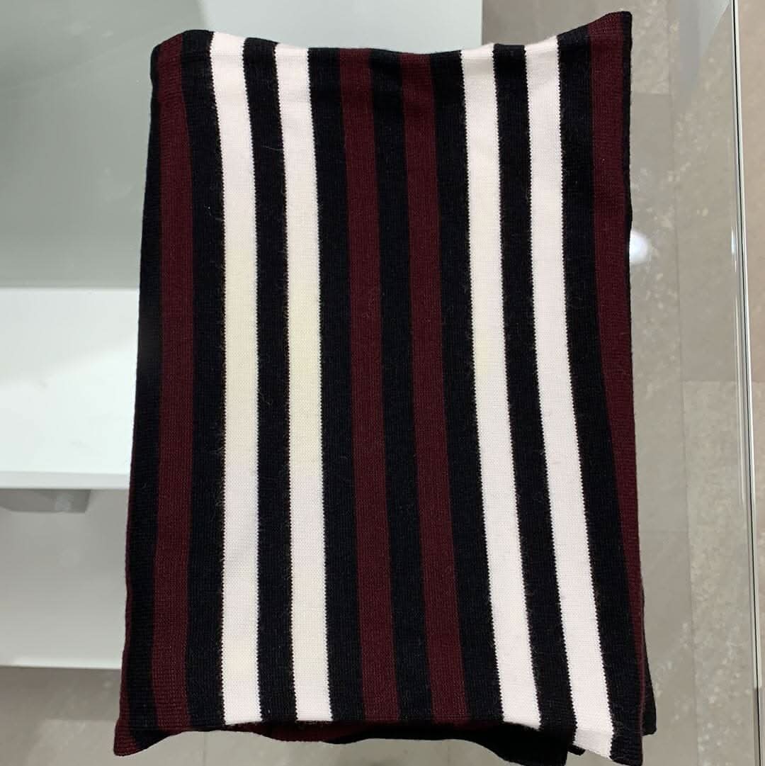 Foulard rectangulaire noir, blanc et bourgogne, en viscose et nylon, textile élégant pour accessoire de mode.