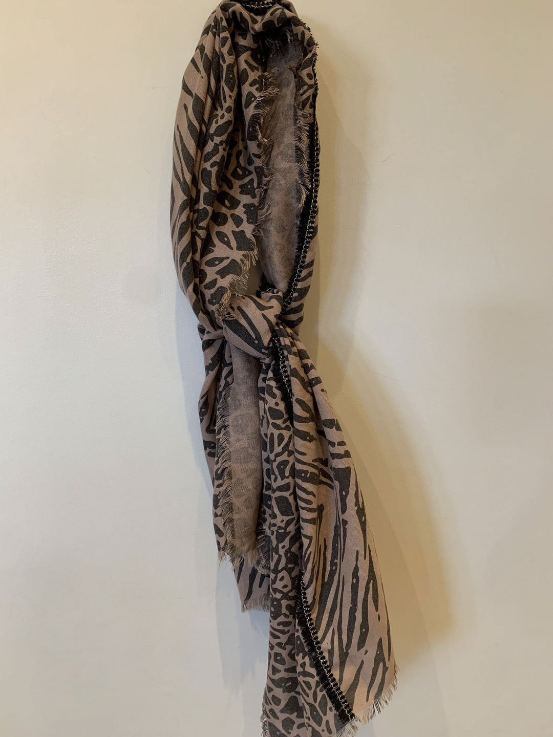 Foulard zébré aux motifs animaliers, en tons beige et noir, parfait pour ajouter une touche de style à n'importe quelle tenue.