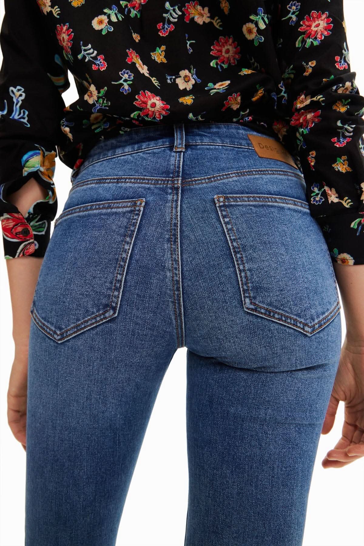 Jean court évasé à broderie florale Desigual 