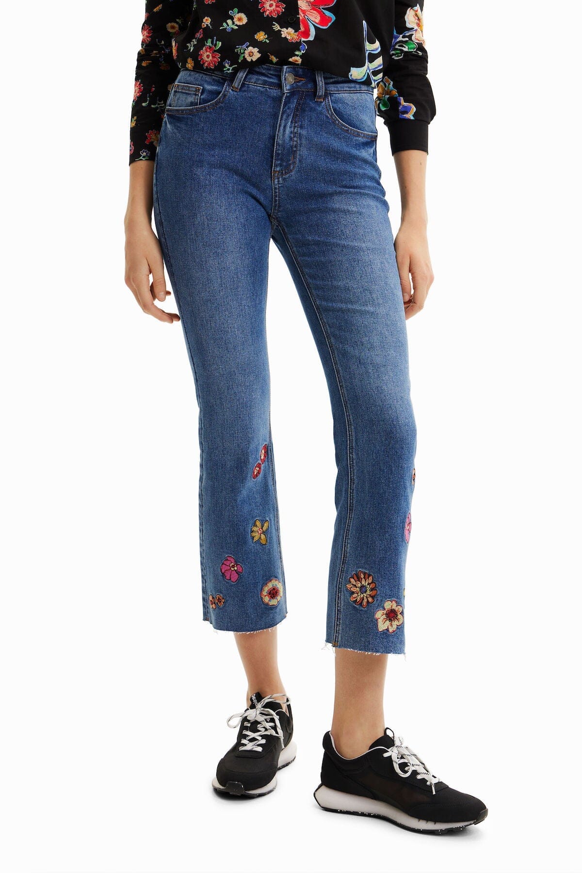 Cropped flared jeans with floral embroidery