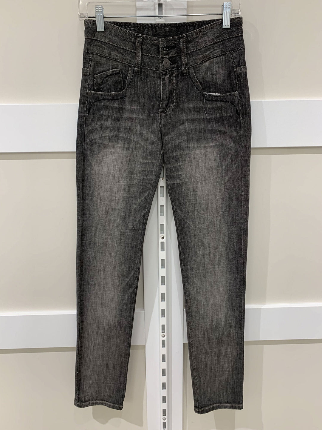 Jean gris avec détails près des poches et 2 boutons, style 36200008.