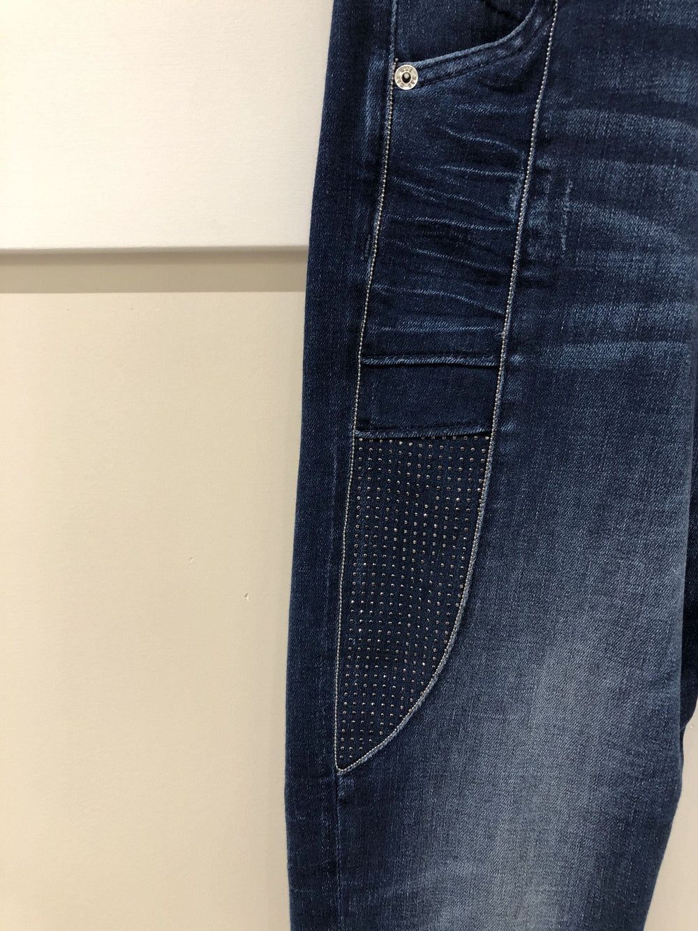 Jean Rich bleu délavé avec brillants sur les poches et cuisses, coupe décontractée, modèle MAC.