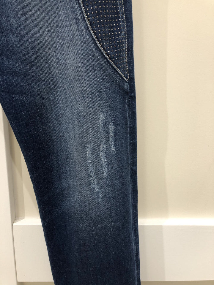 Jean MAC bleu délavé avec des détails brillants sur les poches et déchirures, coupe décontractée et ajustée.