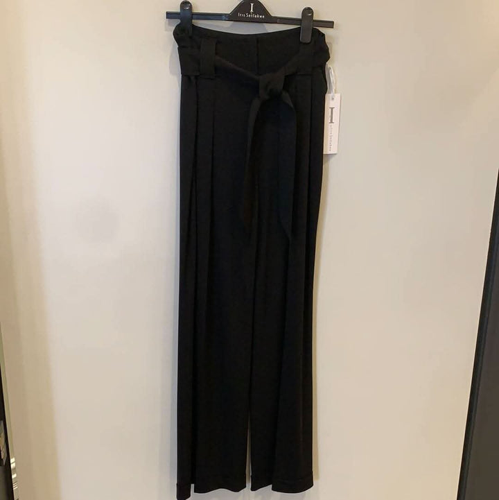 Pantalon jambe large en noir avec ceinture, style F19JM4285, élégant et confortable.