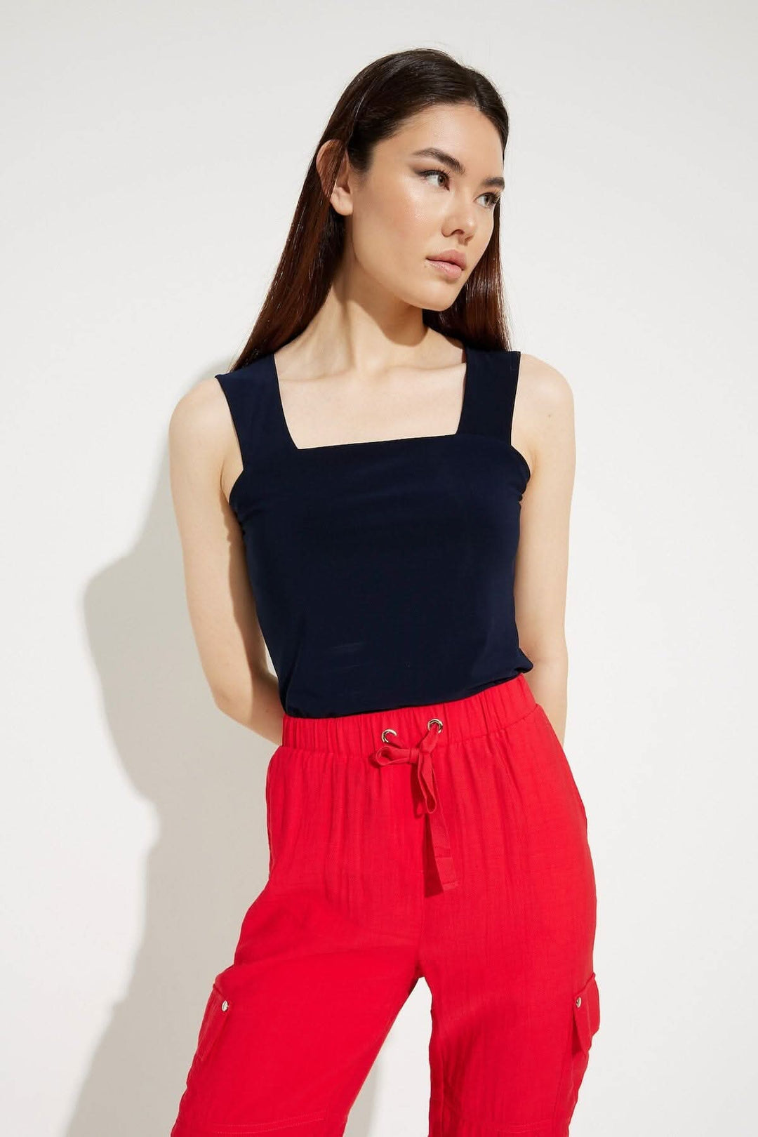 Style de pantalon cargo à taille extensible Alison Sheri 