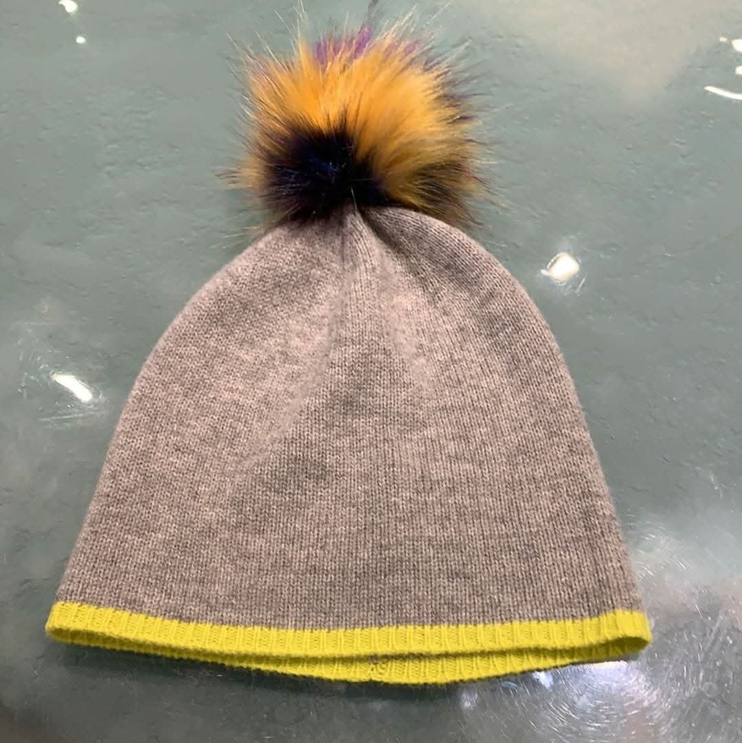 Tuque grise avec pompom multi coloris de la collection Codello, bord jaune vif, style moderne et tendance.